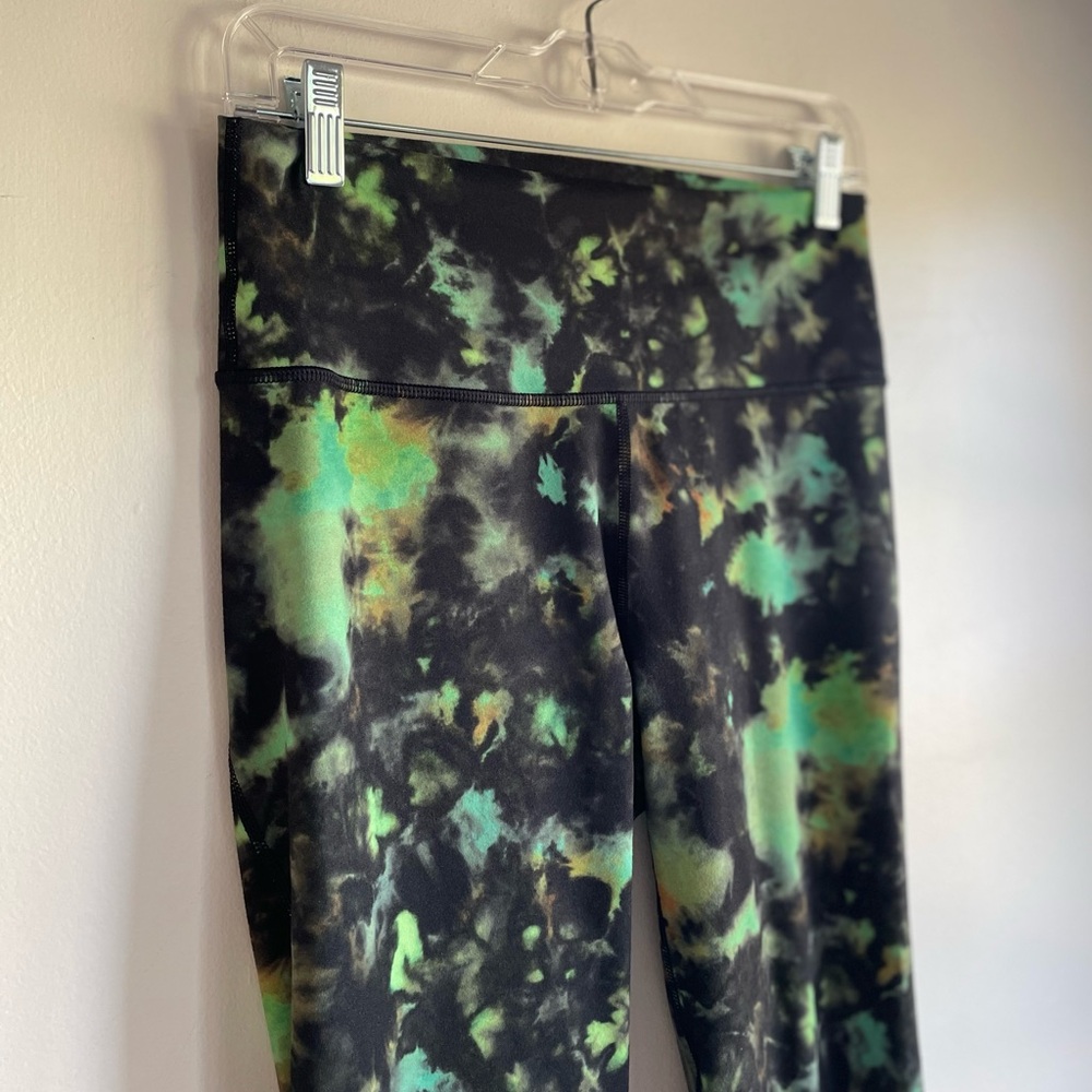 Fabletics Power Hold Black and Green Tie Dye Crop Leggings Size M - Picture 2 of 4
